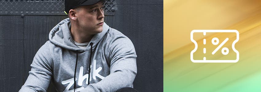 Hombre con sudadera con capucha de Zhik