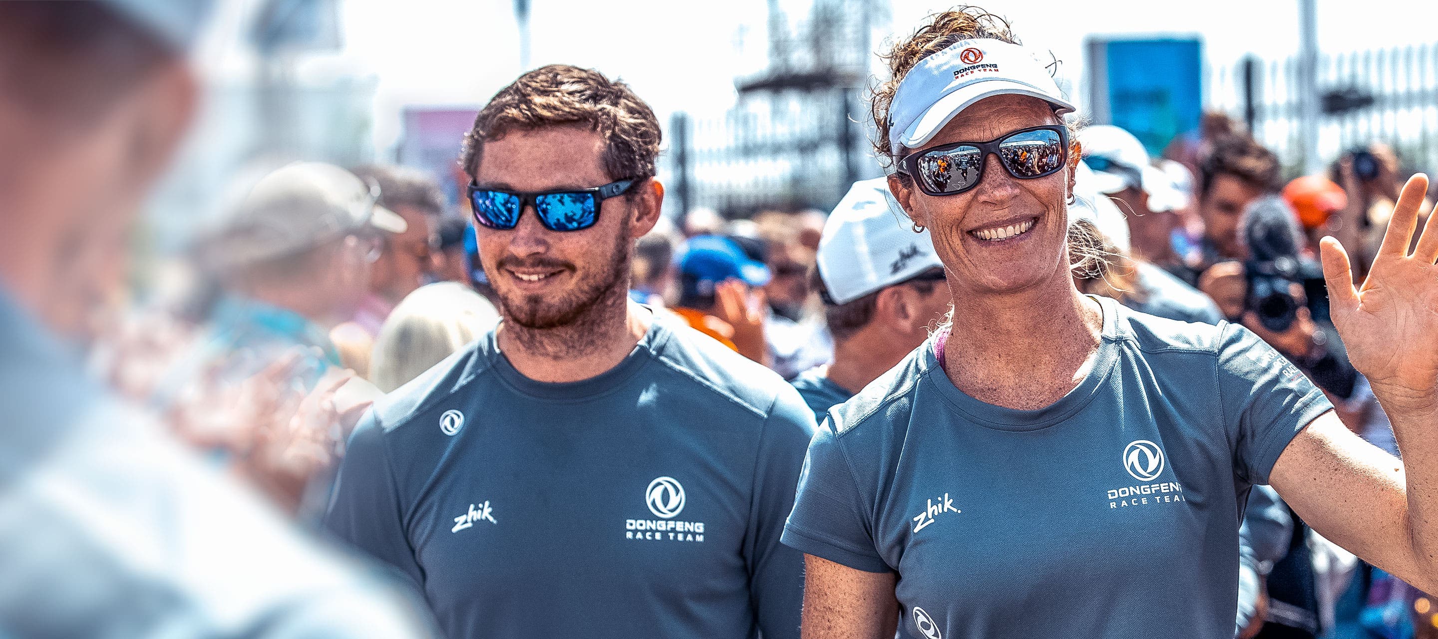 Atletas de Zhik con ropa de equipo