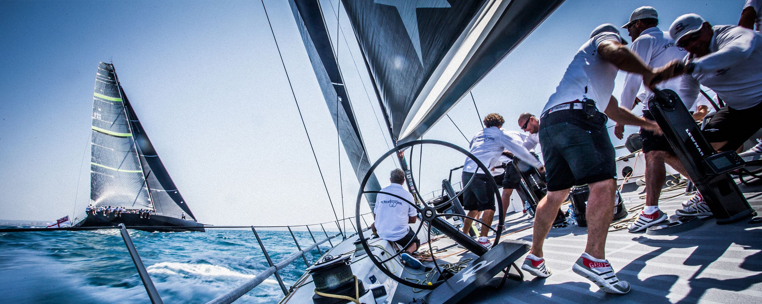 Equipos de vela compitiendo