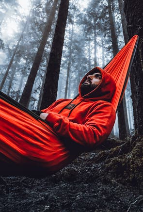 Hombres de excursión con mochila Zhik