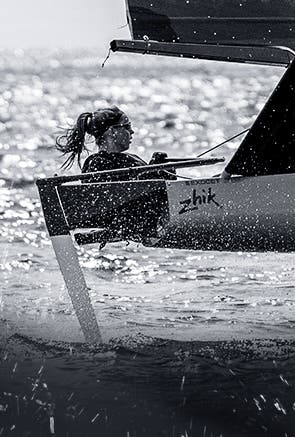 Mujeres navegando en embarcación ligera Zhik