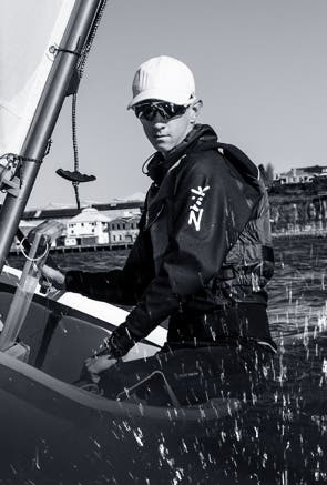 Hombre vistiendo equipamiento de vela de Zhik