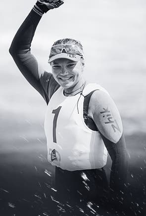 Mujeres vistiendo equipamiento de vela de Zhik