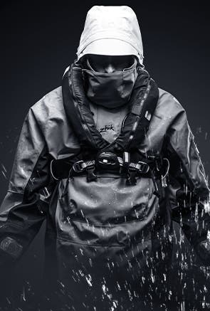 Navegante con ropa de altura Zhik