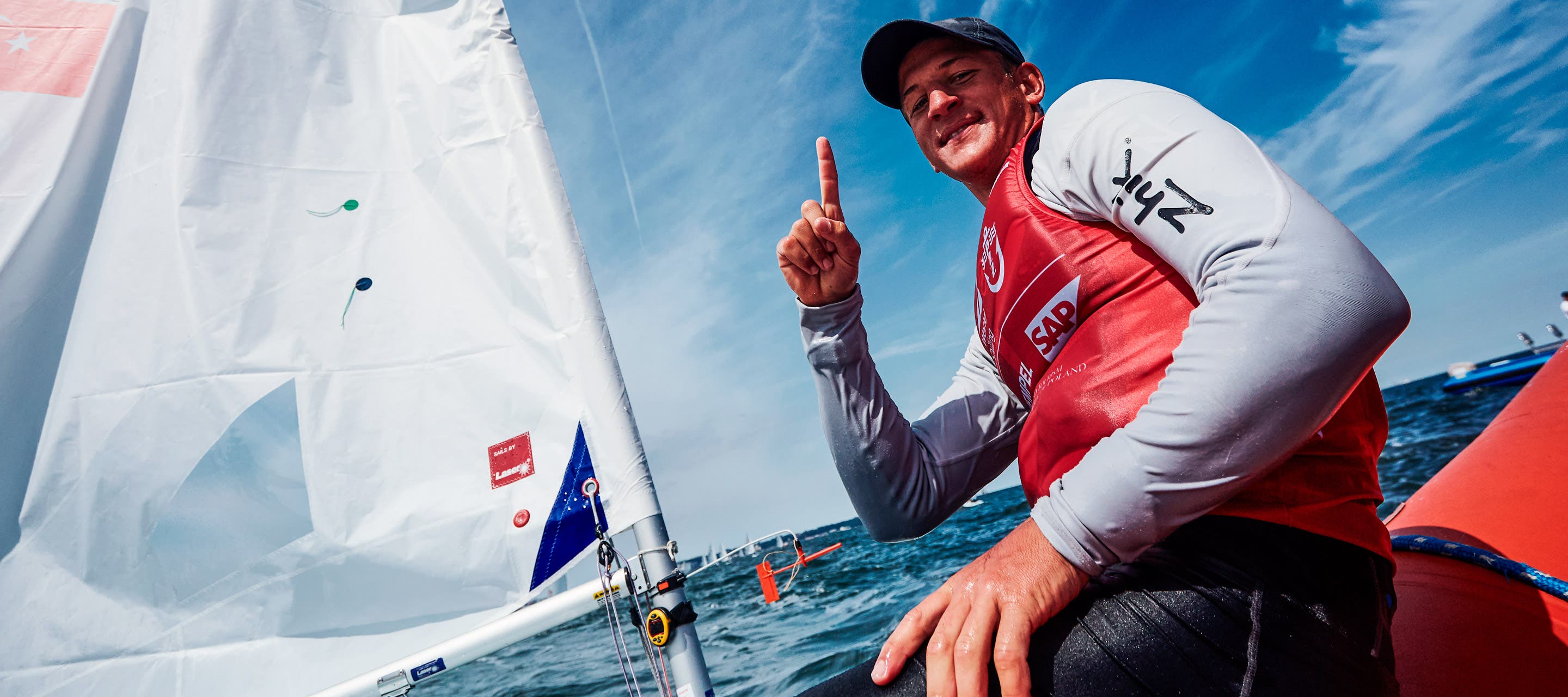 Hombre con traje de neopreno Zhik