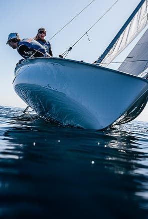 Hombre en dinghy con tops de Zhik