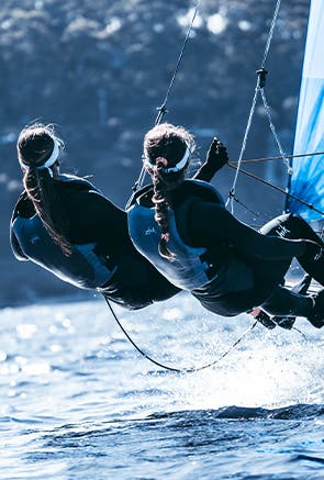 Hombres en un velero de la marca Zhik
