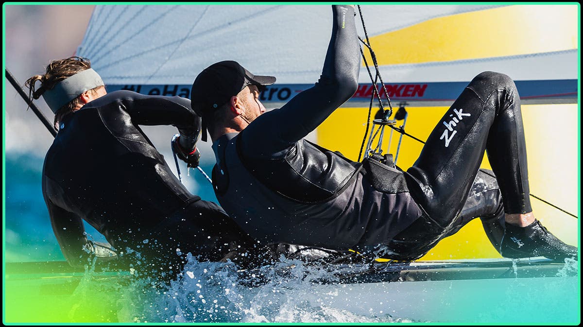 Atletas de Zhik que usan trajes de neopreno Yulex