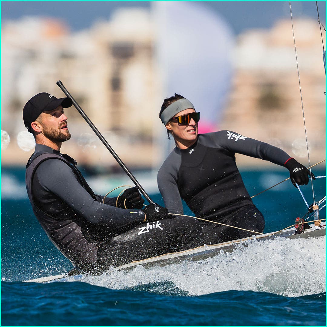 Atletas compitiendo con trajes de neopreno Yulex