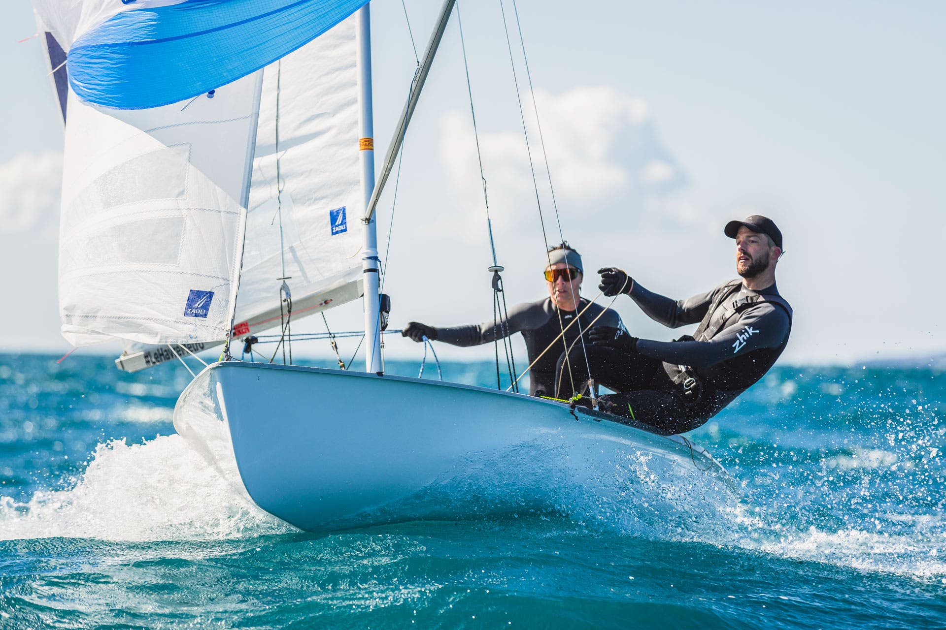 Equipo Zhik en un bote