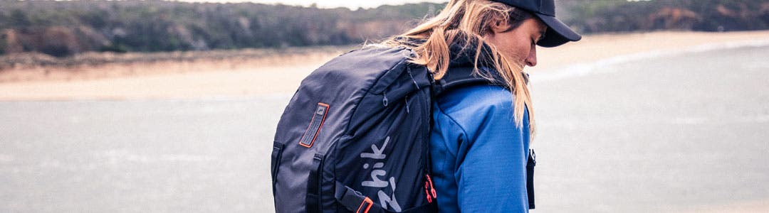 Mujer con una bolsa impermeable de Zhik